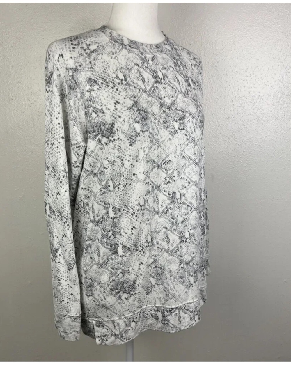 Women's Long-Sleeve Snake Print Tunic Top - Light Gray